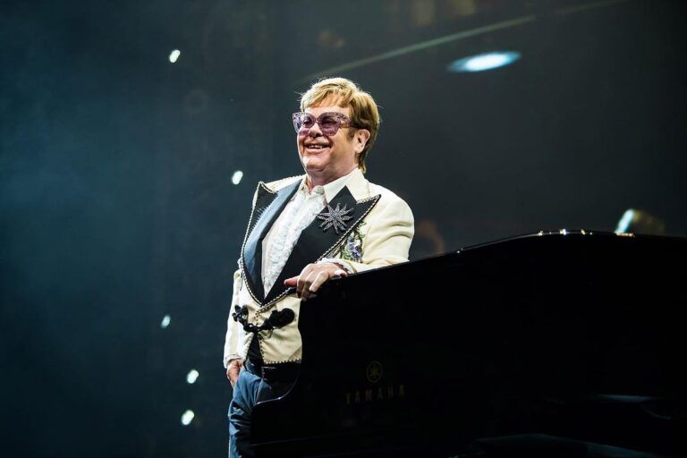 Elton John Recibe Atención Médica Tras Fuerte Caída en Niza