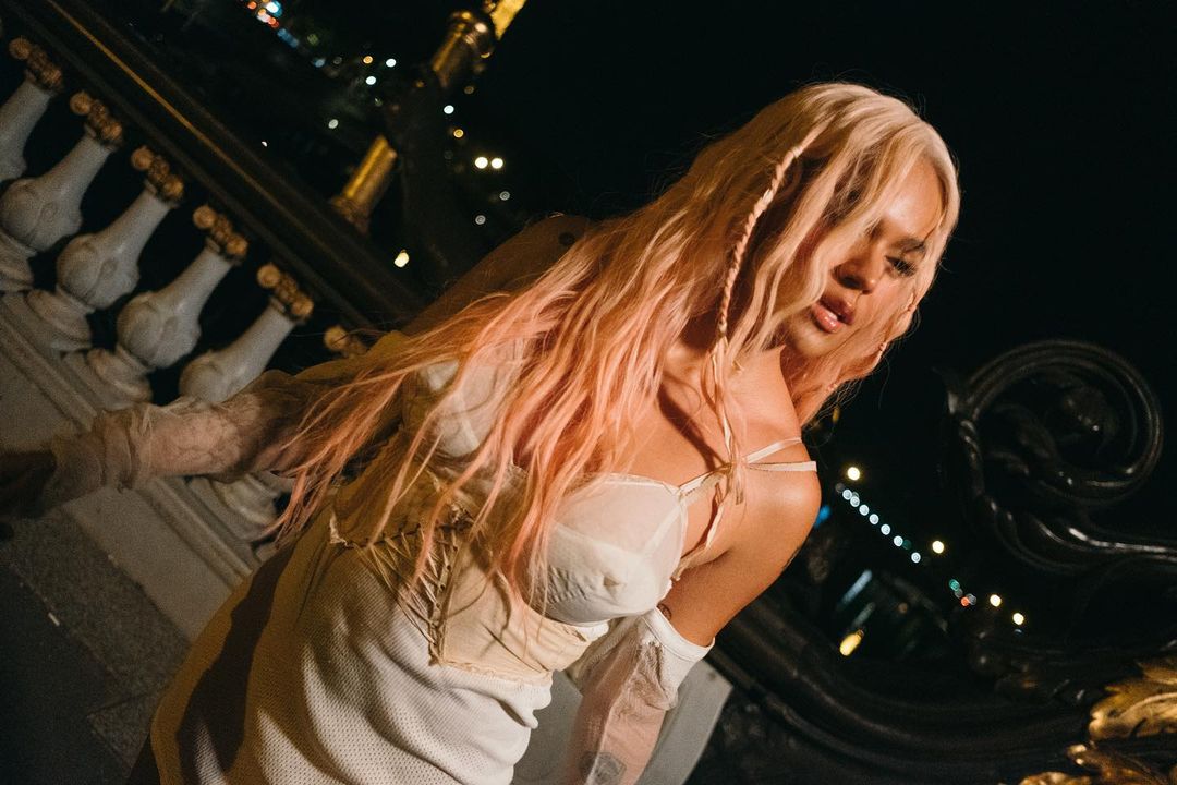 Karol G: Una Superestrella Latina que Rompe Barreras en el Escenario Global Karol G